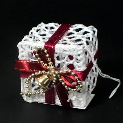 ROD-OZDOBA ŚWIĄTECZNA SZYDEŁKOWA *PREZENT* DA-1816